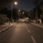 דרך ריקה בלילה מחוץ לתחנת משטרה, רגע של עצירה לפני מעצר